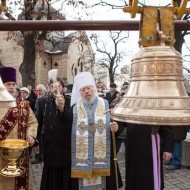 Блаженнейший освящает крест и кампаны