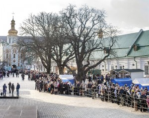 Верующие идут к вмч.Георгию Победоносцу